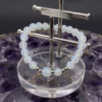 Pulseira de opalina com anjo e contas de 8 mm