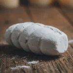 Efun africano em giz usado para proteção e rituais espirituais