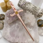 Estrutura e acabamento clássico do Punhal Athame em Bronze fotografado de lado.