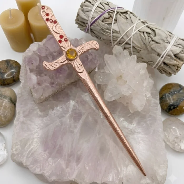 Estrutura e acabamento clássico do Punhal Athame em Bronze fotografado de lado.