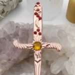 Detalhe do punho do Punhal Athame em Bronze com pequenas pedras vermelhas e pedra amarela.