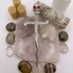 Punhal de Caveira Prateado com olhos de pedras vermelhas para rituais de Exu.