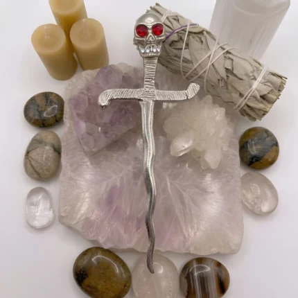 Punhal de Caveira Prateado com olhos de pedras vermelhas para rituais de Exu.